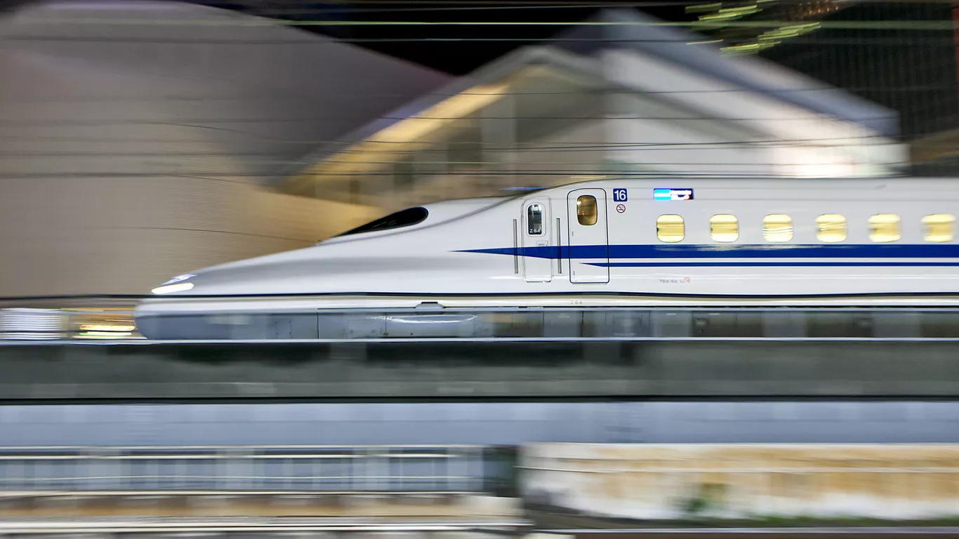 人が生涯歩く歩数は地球一周分 では自動車や新幹線は生涯地球何周分走行するの データのじかん